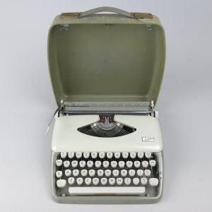 Vintage typewriter 3